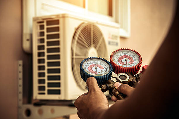Professional Hvac Installation technician working in Schaumburg, IL